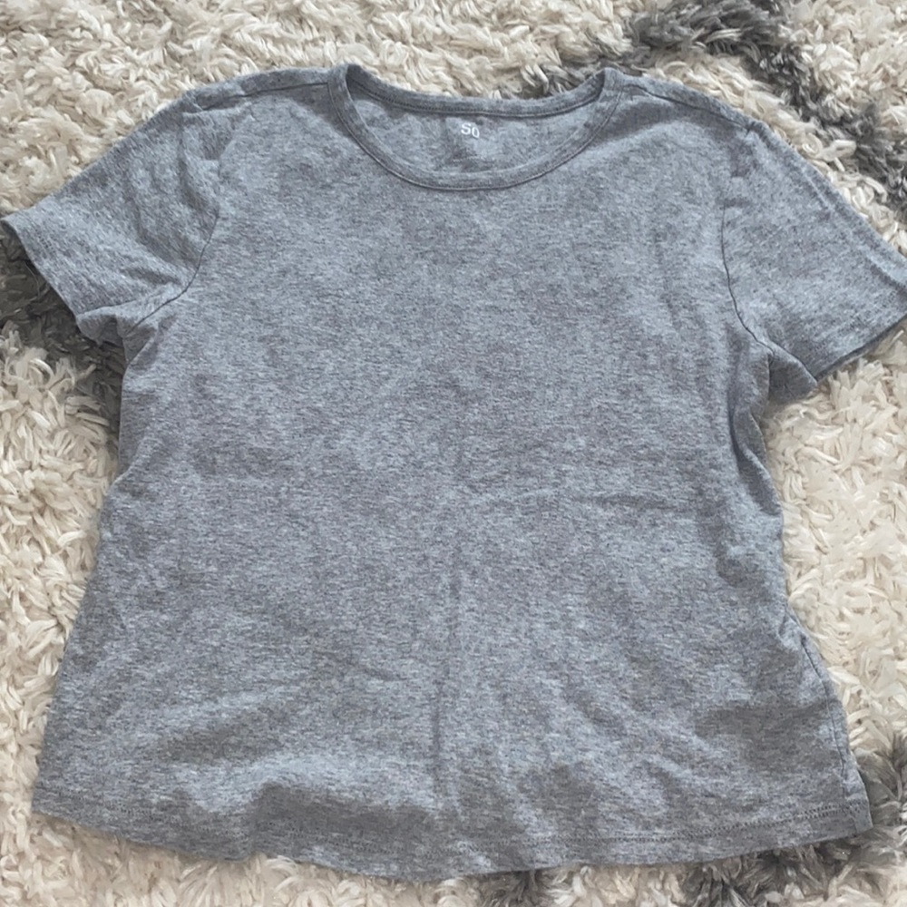 crop gray T-shirt